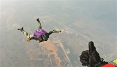 开展“高跳低开”和“高跳美高梅网址高开”两种方式的高空伞降实跳训练